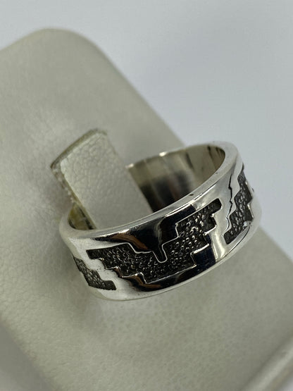 Anillo puesto en la mano, demostrando el peso y el volumen de la plata