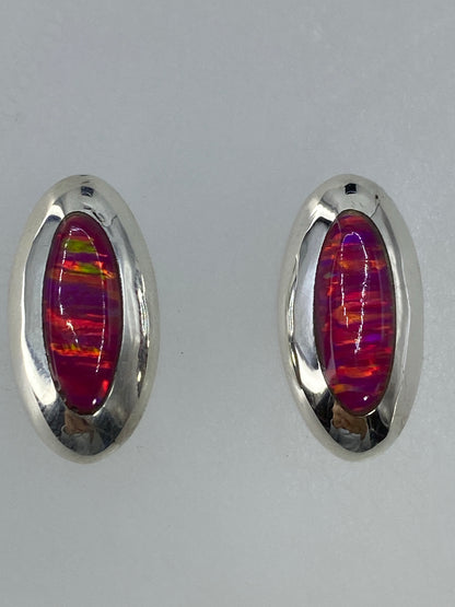 Aretes con ópalo rosa en escala de centímetros, vista lateral