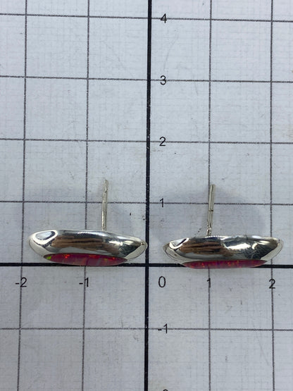 Reverso de los aretes mostrando el Quinto 925 y el poste de plata