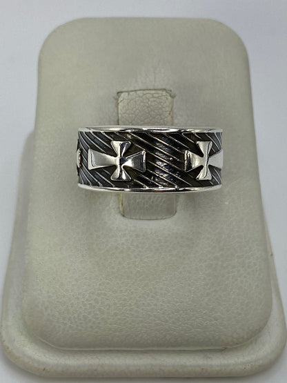 Anillo de plata repujado con cruces en relieve sobre estuche blanco