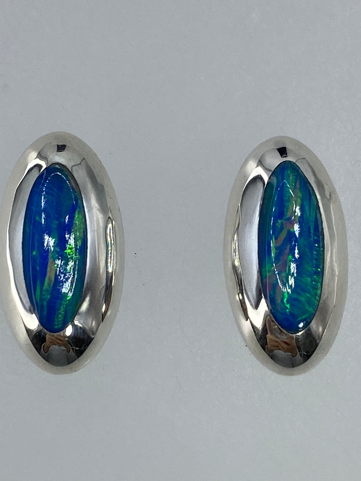 Aretes de plata 925 con piedra ópalo de fuego, vista frontal del engaste