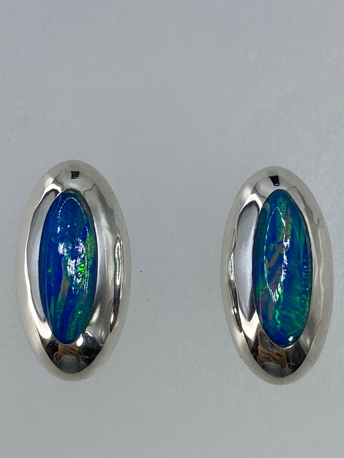 Detalle del ópalo de fuego verde en los aretes de Taxco