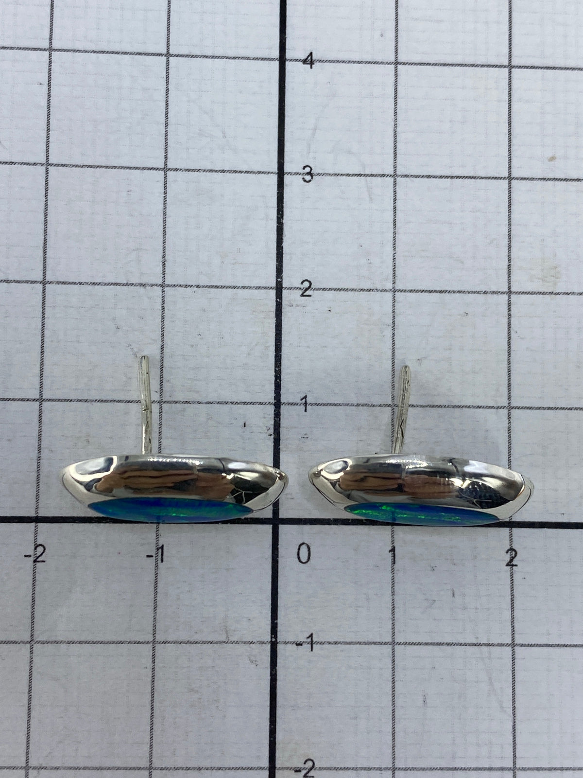 Aretes sobre fondo blanco mostrando el Quinto 925 en la base