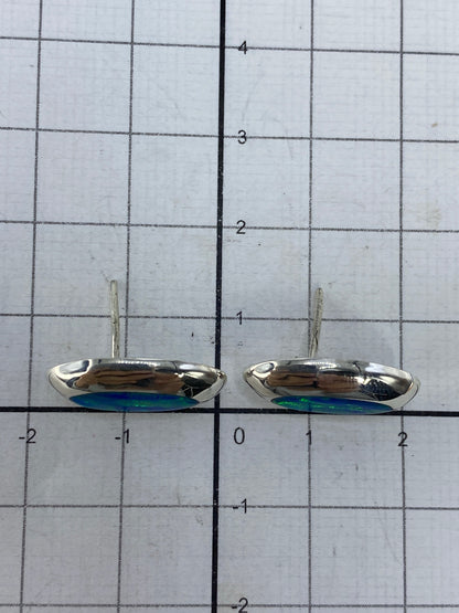 Aretes sobre fondo blanco mostrando el Quinto 925 en la base