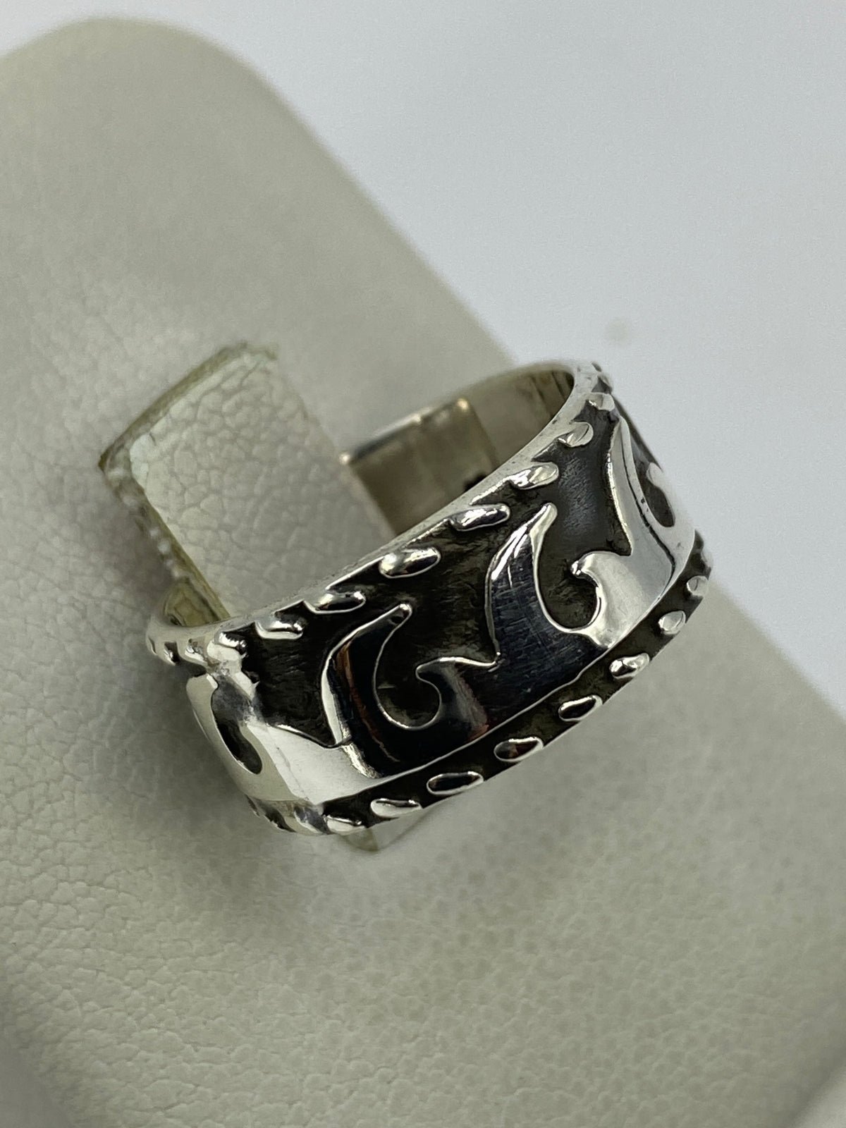 Anillo de plata con patrón de olas oxidado en los surcos, brillante en los relieves