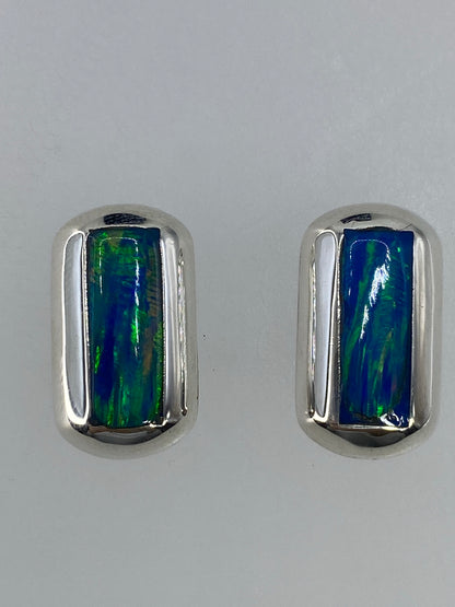 Par de aretes delicados mostrando el color verde limón único del ópalo de fuego