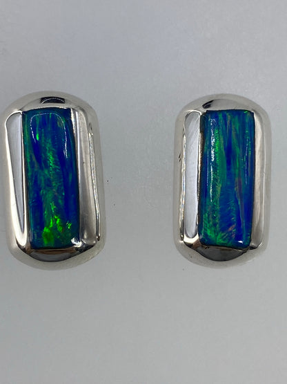 Par de aretes de plata 925 con Ópalo de Fuego multicolor, mostrando los reflejos rojo, naranja y verde de la piedra