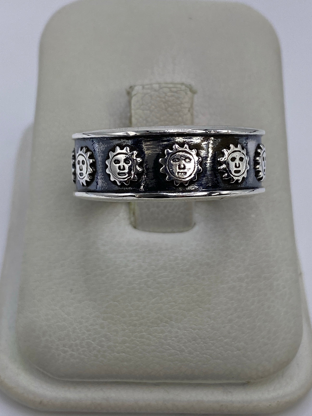 Anillo de plata 925 repujado con caras del sol prehispánicas alternadas alrededor de la banda