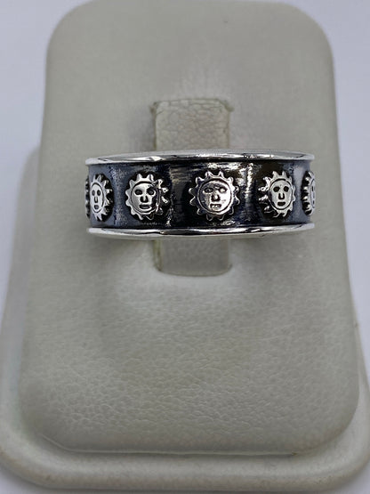 Anillo de plata 925 repujado con caras del sol prehispánicas alternadas alrededor de la banda