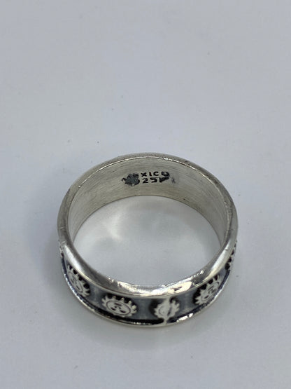 Anillo en talla 10 sobre mano mostrando el acabado patinado y los motivos del sol