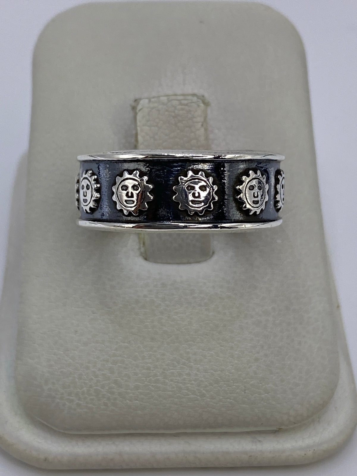 Anillo de plata 925 con diseño prehispánico en relieve repujado