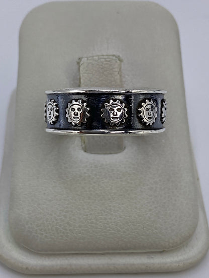 Anillo de plata 925 con diseño prehispánico en relieve repujado