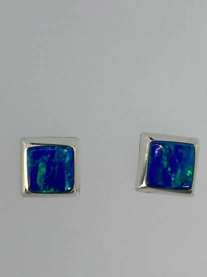 Vista frontal de los aretes minimalistas con piedra engastada a mano