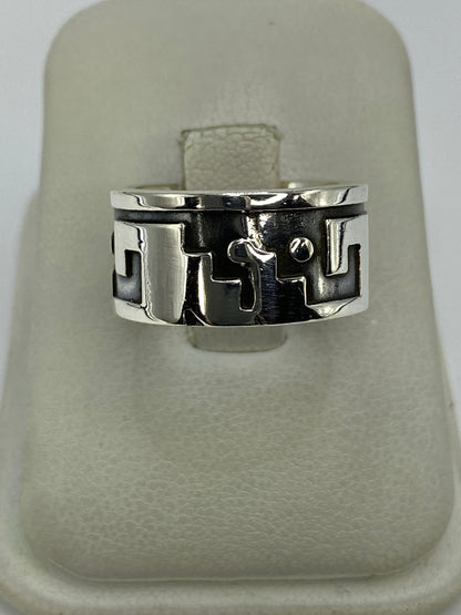 Anillo de plata 925 repujado con patrón geométrico étnico en la mano