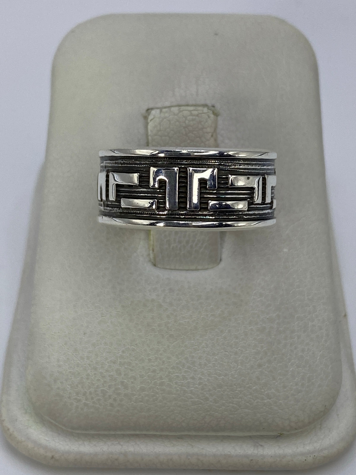 Anillo de plata repujado con diseño prehispánico geométrico en blanco