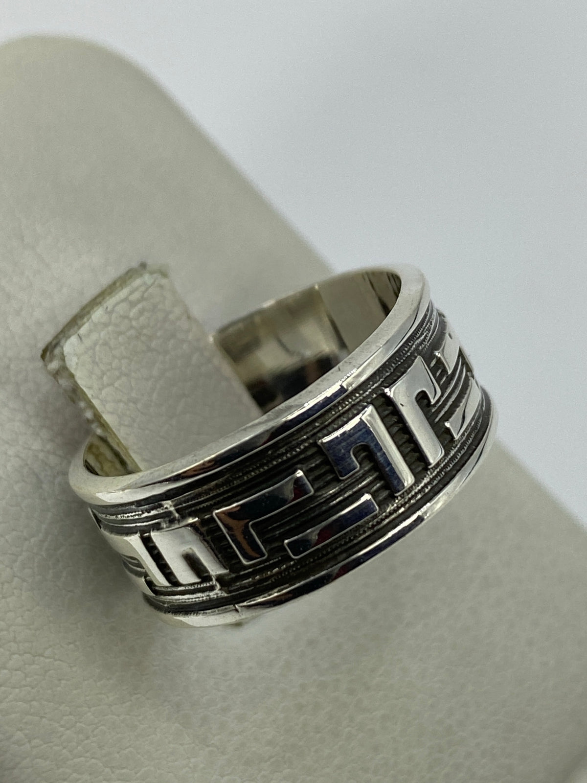 Anillo puesto en dedo mostrando el patrón prehispánico completo