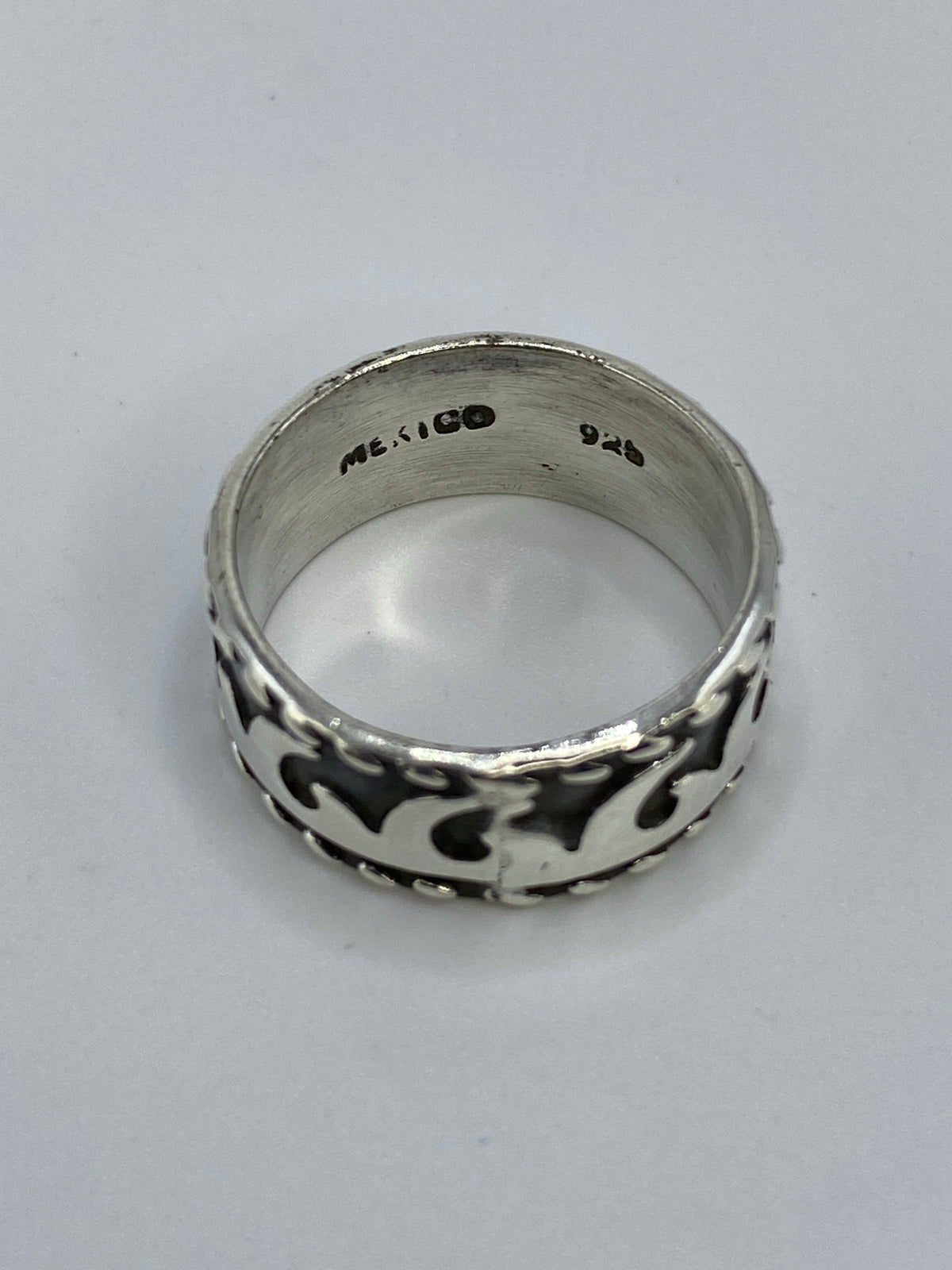 Anillo sobre fondo azul en escala de precisión que registra 6.6 g