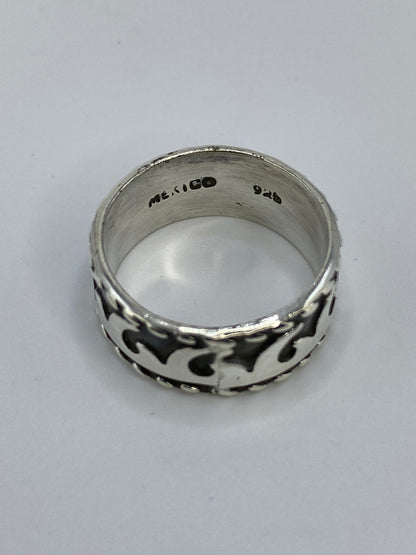 Anillo sobre fondo azul en escala de precisión que registra 6.6 g