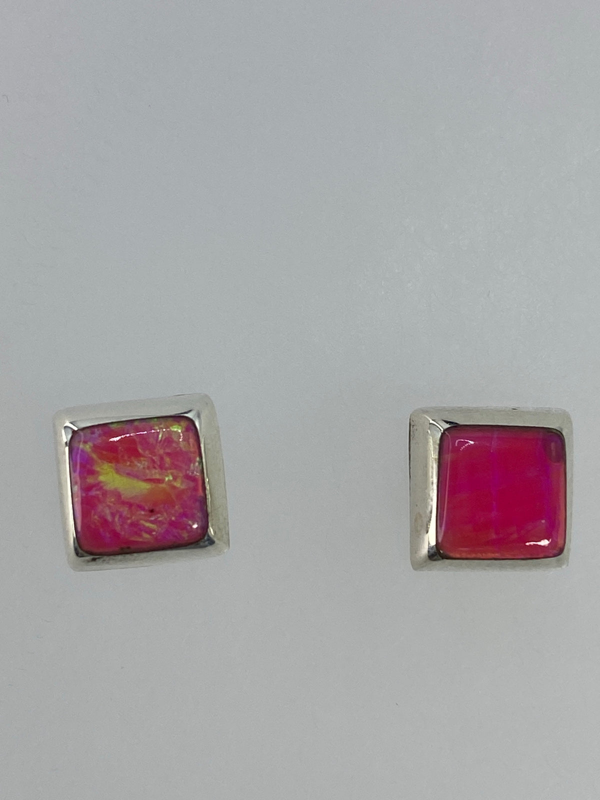Par de aretes de plata 925 con Ópalo de Fuego en tonos verde limón, colgando de postes de plata