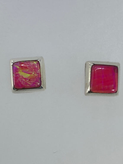 Aretes sobre escala de medidas mostrando su tamaño delicado de 1.2 cm