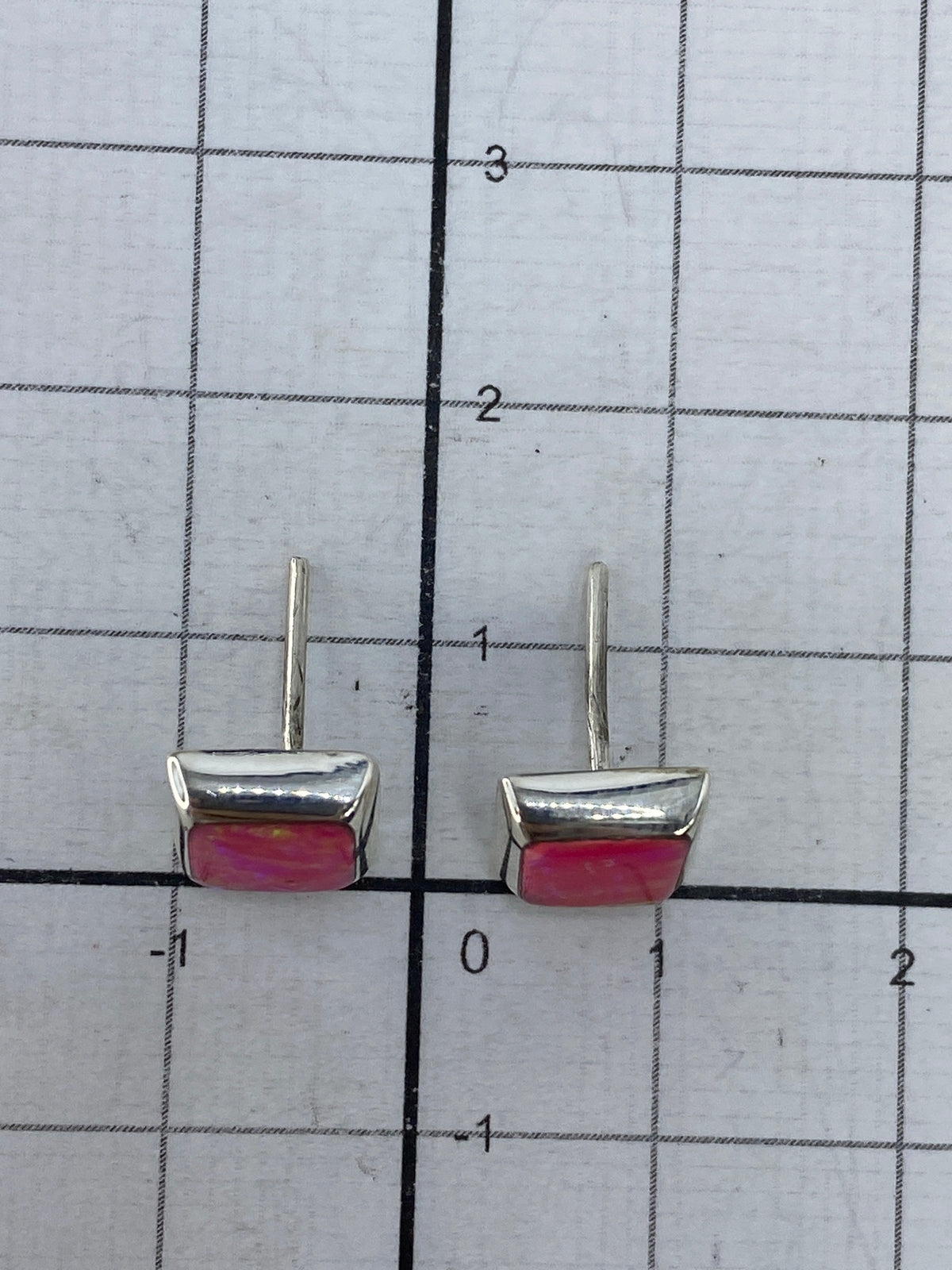 Reverso de los aretes con marca de Quinto 925 y sello de autenticidad