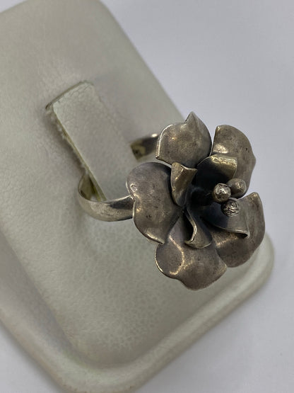 Anillo de plata 925 en forma de flor abierta con cinco pétalos en relieve