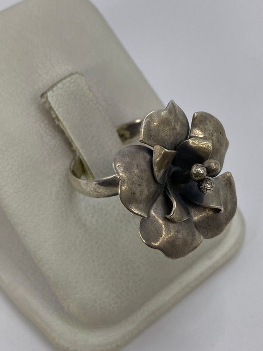 Anillo de plata 925 en forma de flor abierta con cinco pétalos en relieve