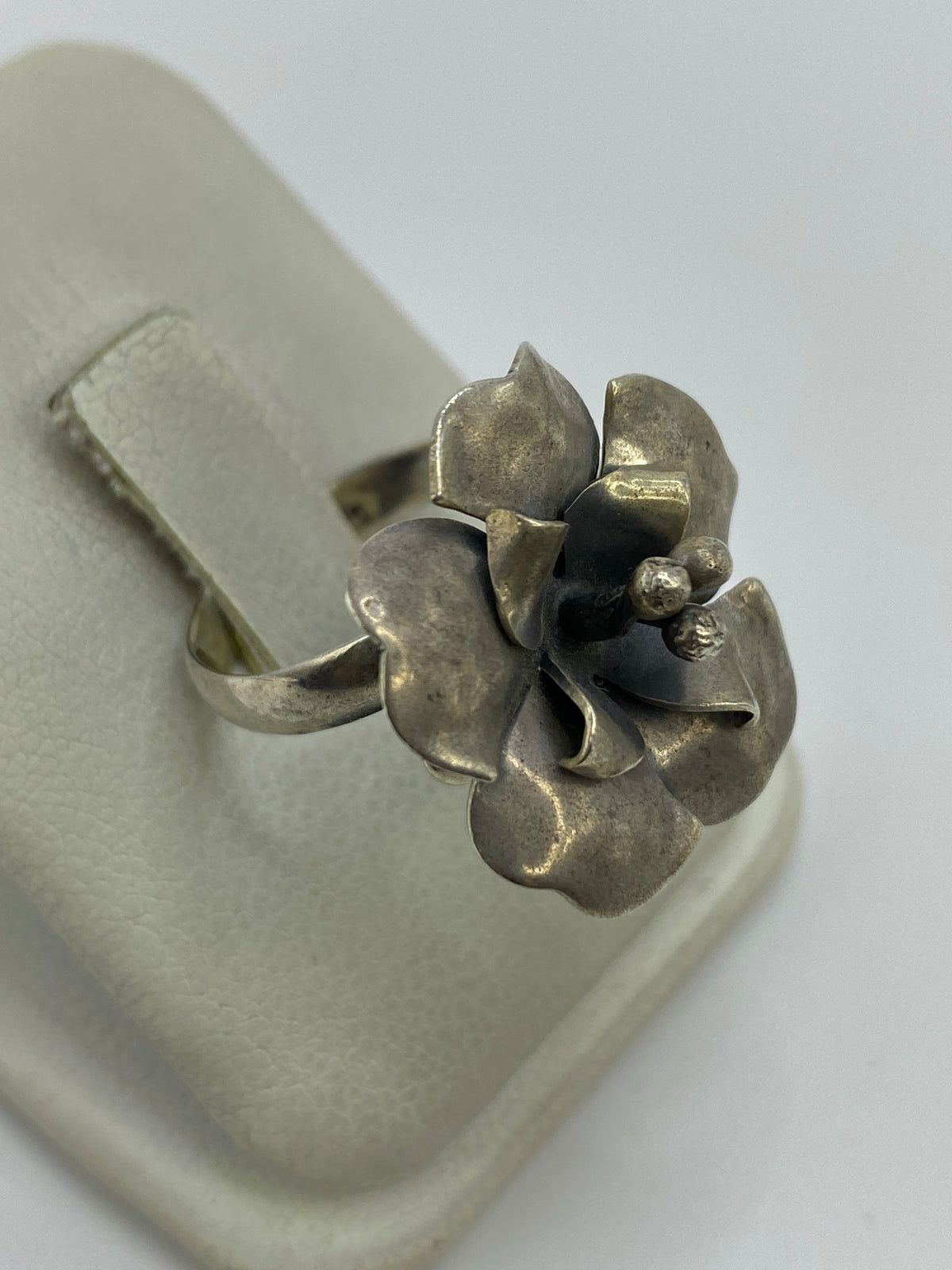 Detalle del acabado pulido y mate en los pétalos del anillo