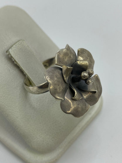 Detalle del acabado pulido y mate en los pétalos del anillo