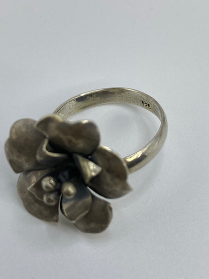 Anillo de plata flor en talla 8.5 sobre fondo blanco con Quinto 925 visible