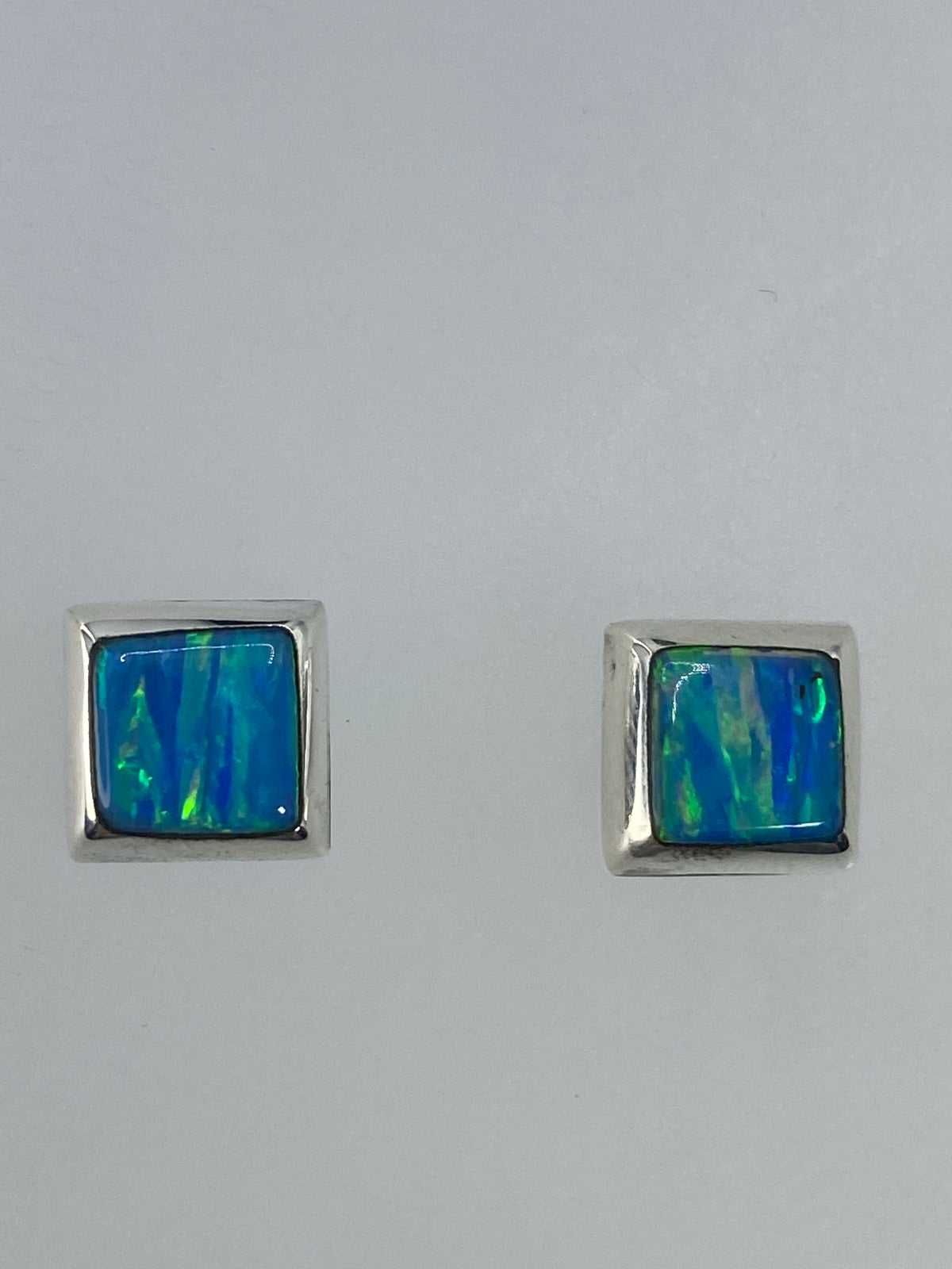 Par de aretes de plata con opalo de fuego verde limon, engastados a mano en Taxco