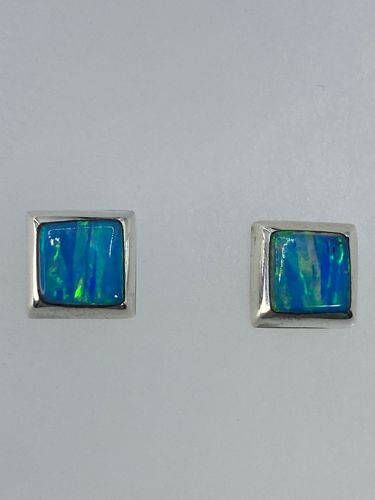 Aretes en la balanza: 1.32 g el par, ideales para orejas sensibles