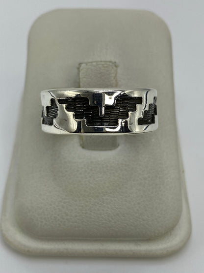 Anillo de plata repujado con motivo prehispánico en talla 10.5