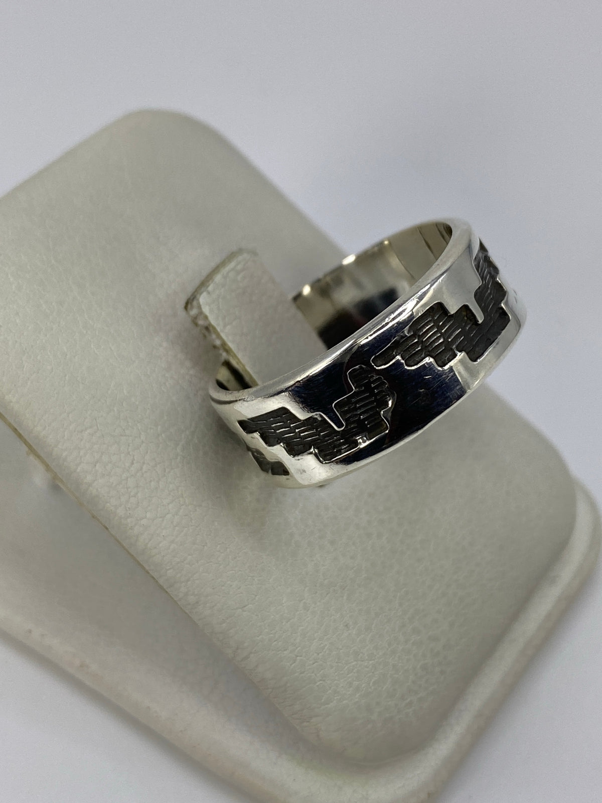 Vista lateral del anillo de plata 925 con relieve repujado