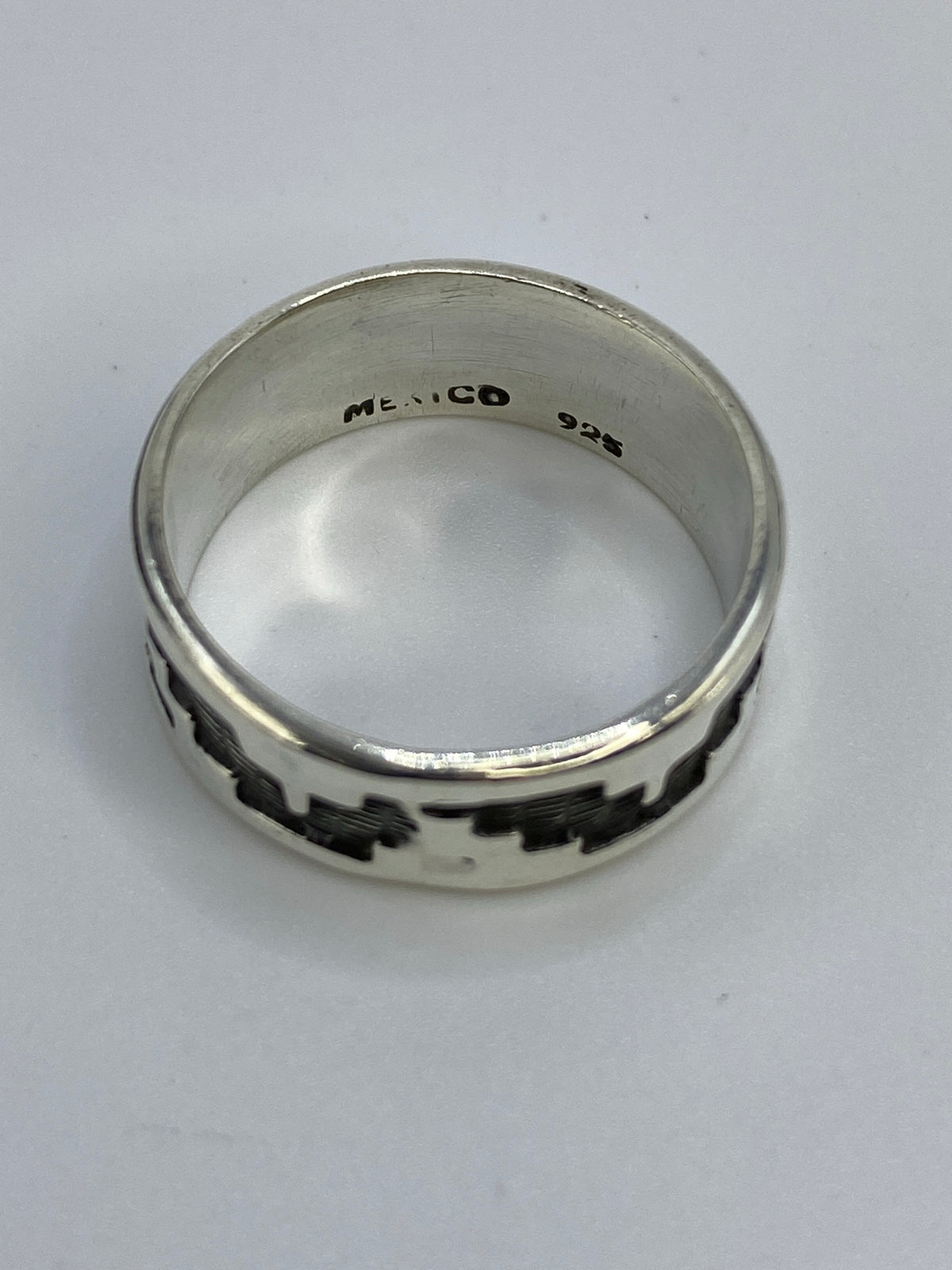 Anillo sobre fondo blanco mostrando el Quinto 925 grabado