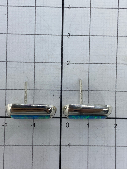 Aretes sobre fondo blanco con el Quinto 925 visible en la plata