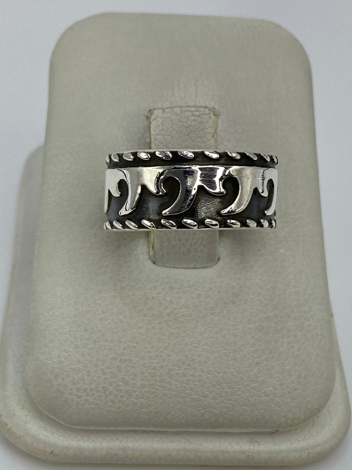 Anillo de plata repujado con diseño étnico en estuche blanco