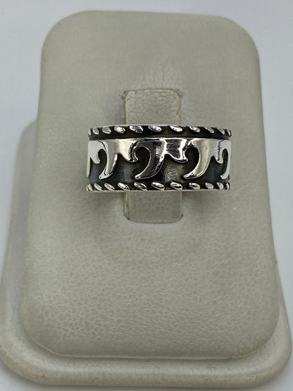 Anillo de plata repujado con diseño étnico en estuche blanco