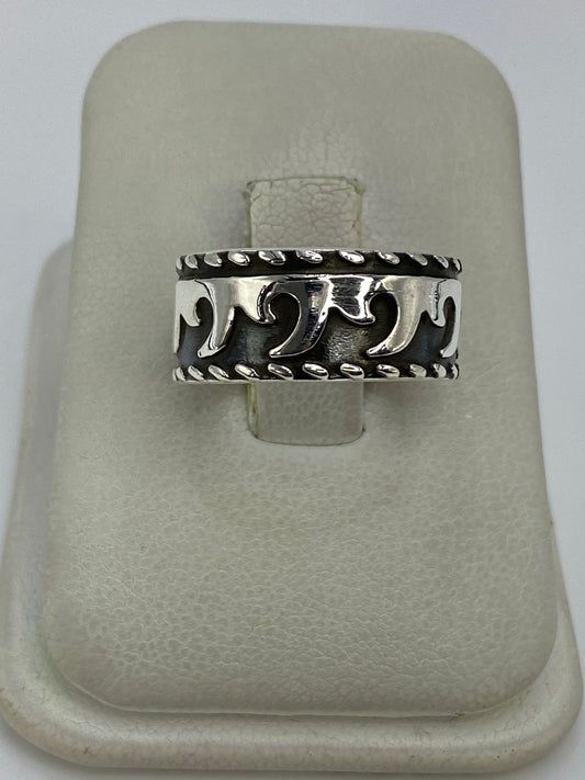 Anillo de plata repujado con diseño étnico en estuche blanco