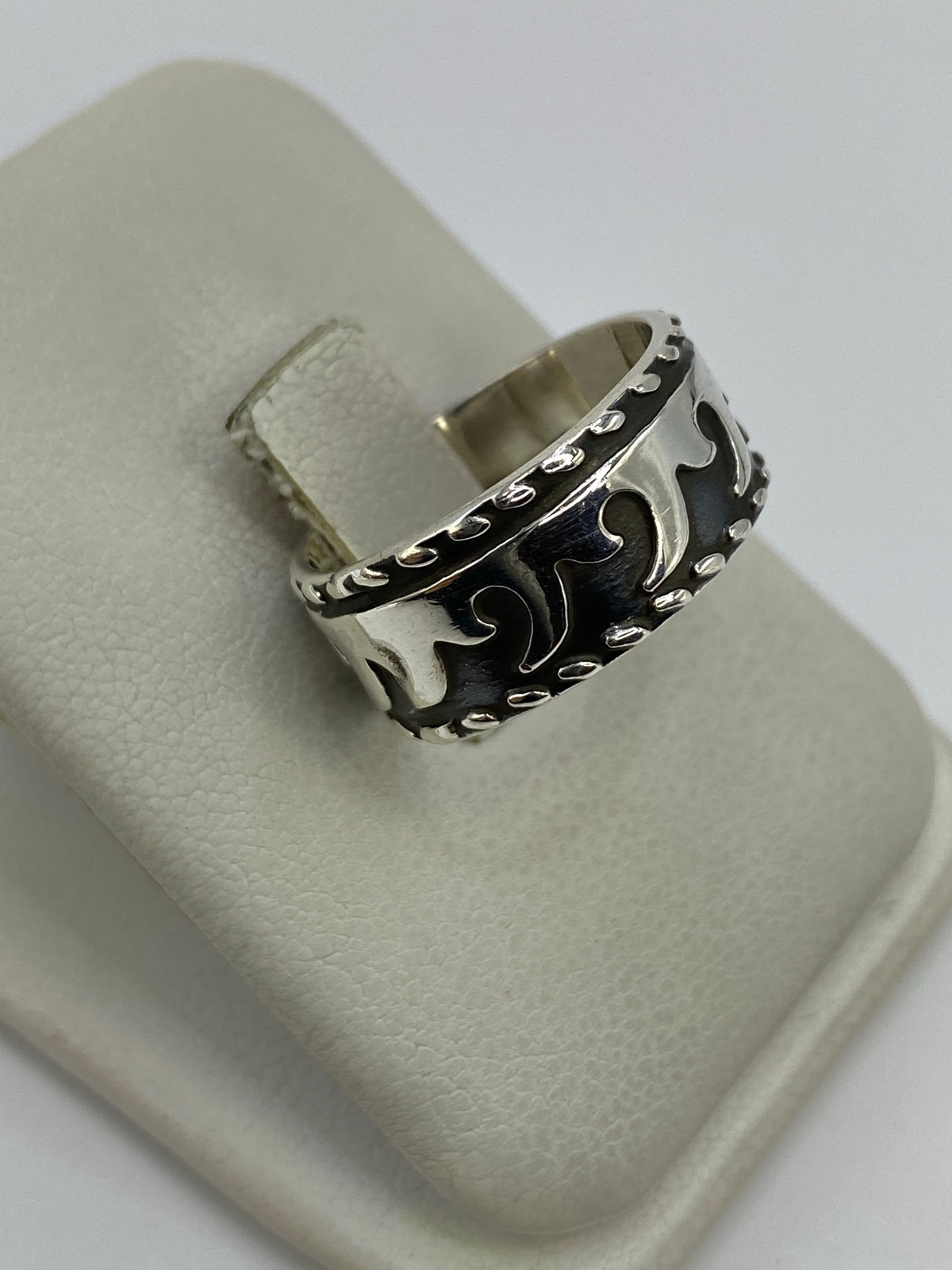 Relieve etnográfico del anillo repujado en plata 925 visto de frente