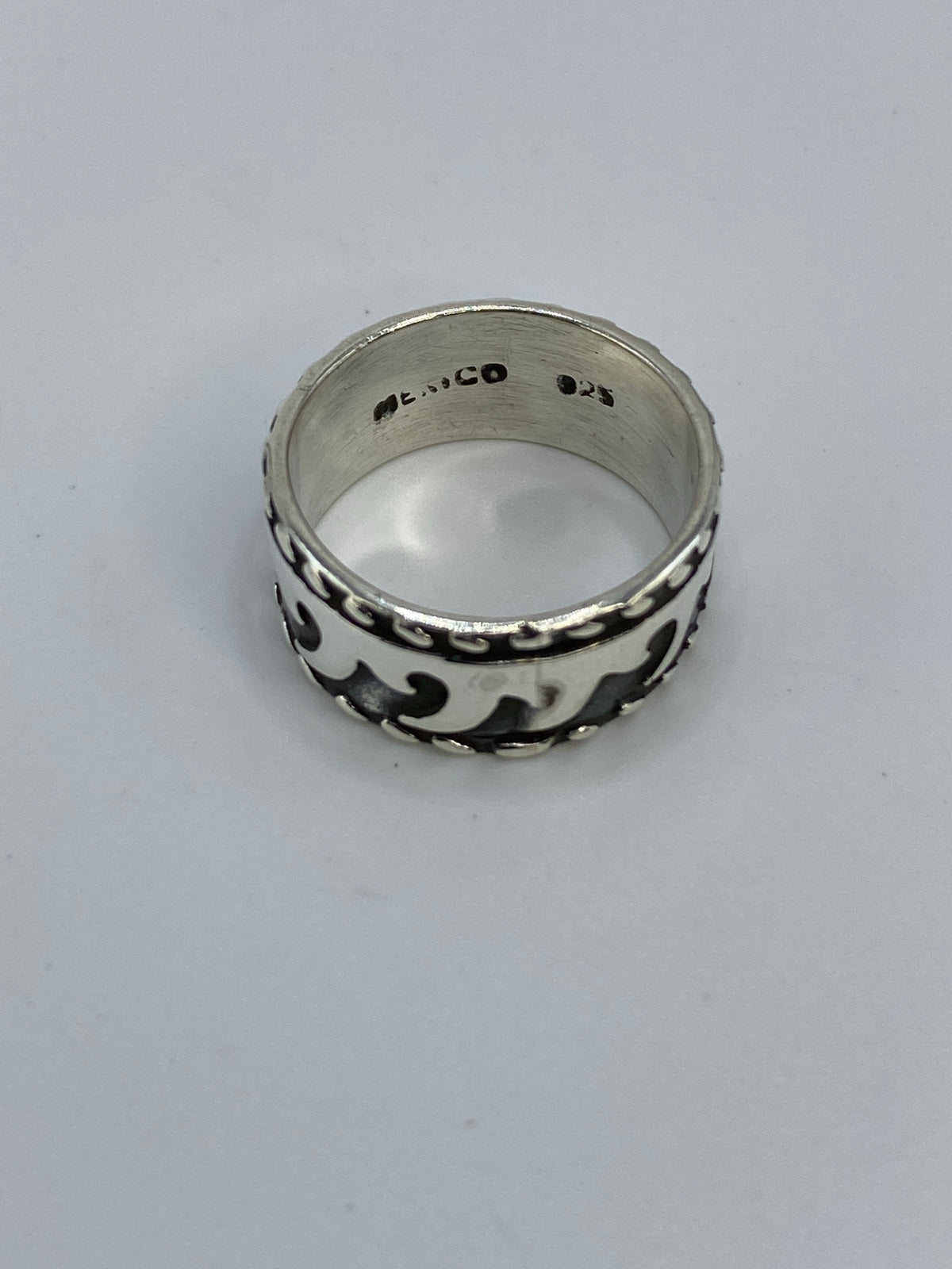 Anillo repujado puesto en dedo mostrando el volumen y presencia del relieve