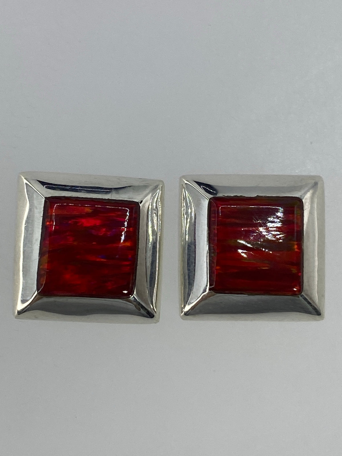 Par de aretes de plata 925 con ópalo de fuego rojo intenso engastado
