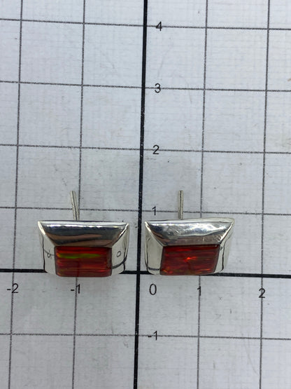 Aretes de ópalo de fuego sobre superficie blanca con marca 925
