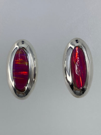 Vista lateral de los aretes delicados con ópalo rosa en engaste de plata pulida