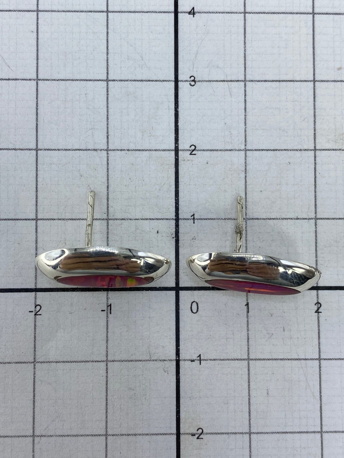 Reverso de los aretes mostrando el Quinto 925 y cierre de mariposa