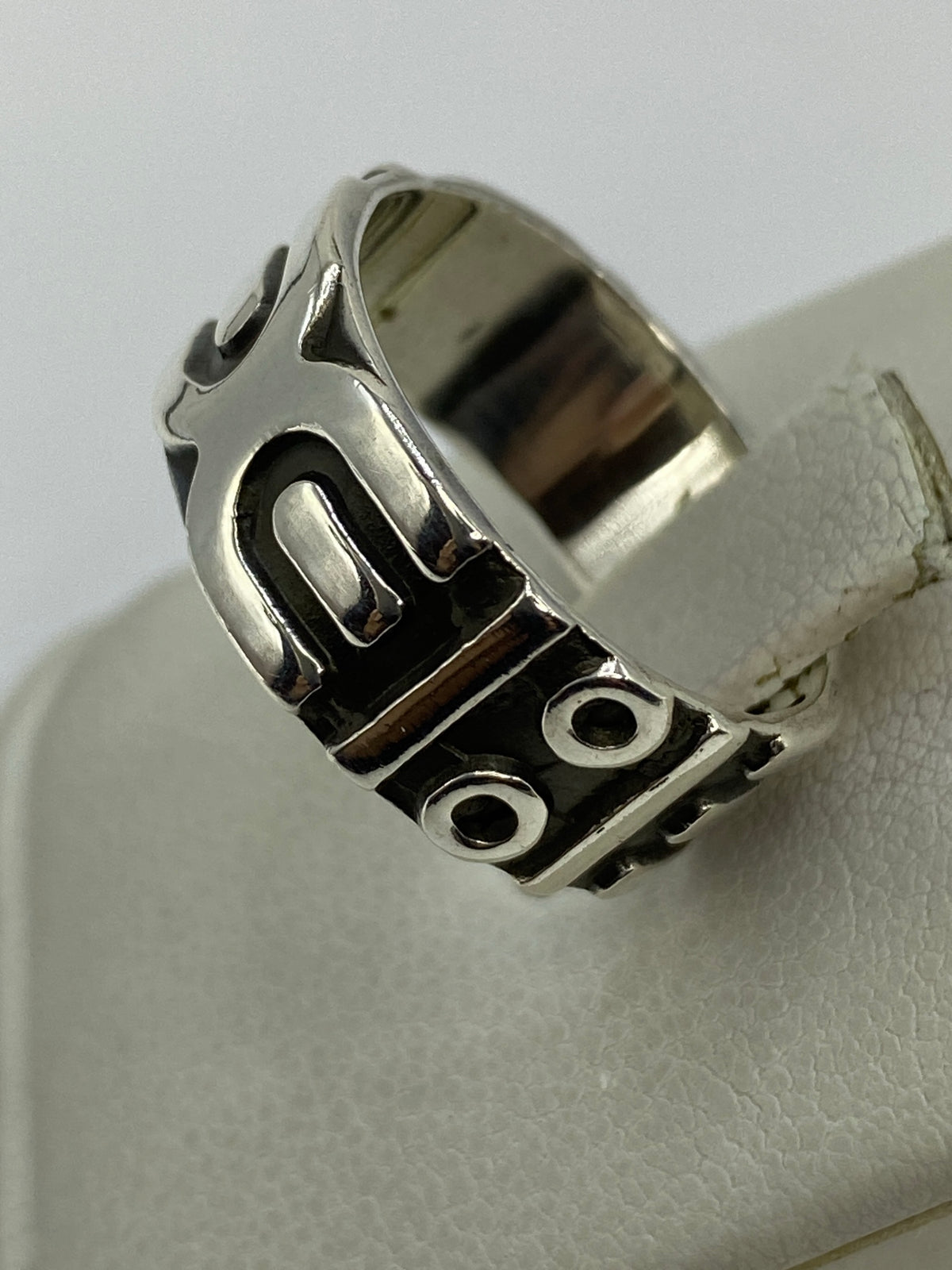 Detalle del contraste mate y pulido del repujado en plata 925
