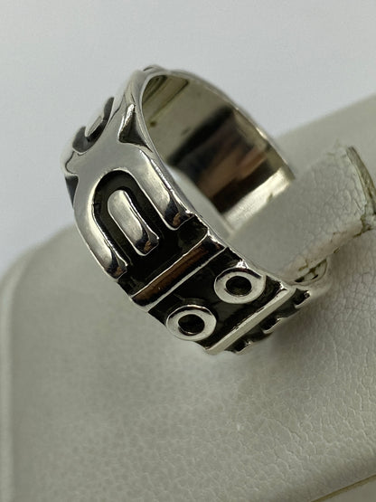 Detalle del contraste mate y pulido del repujado en plata 925