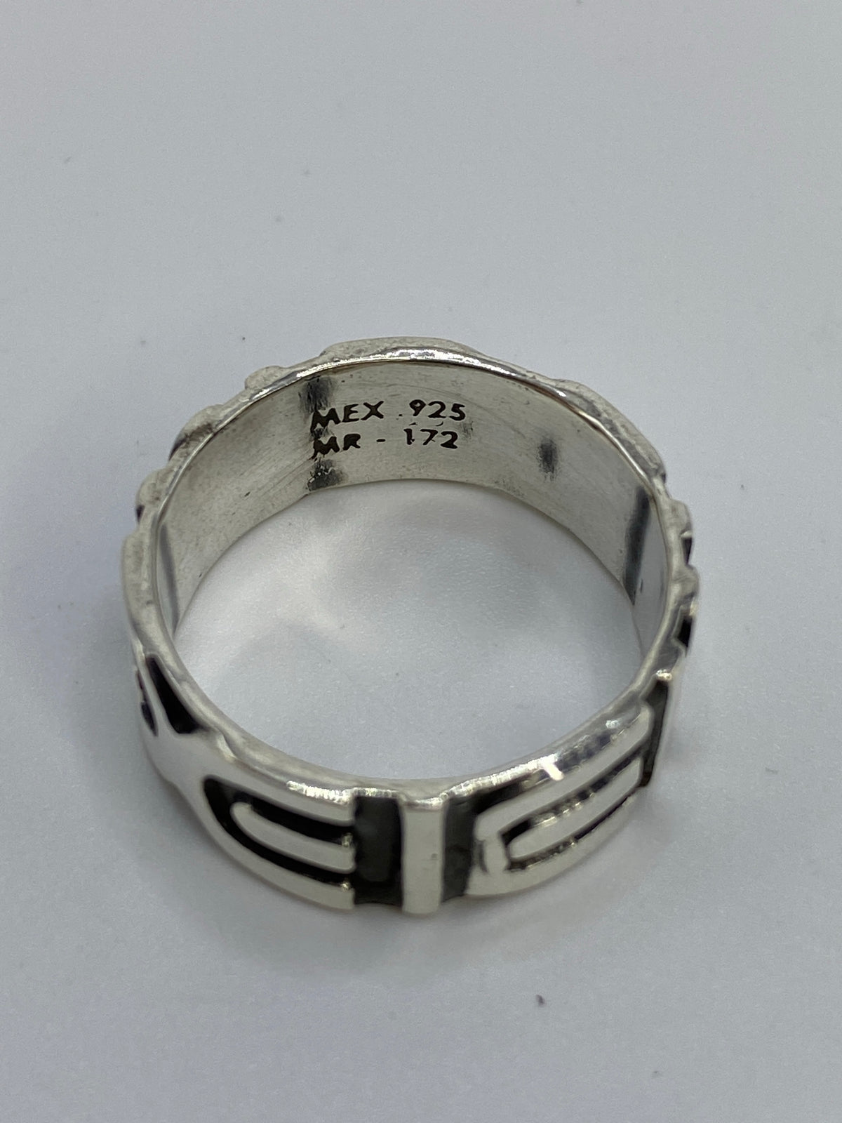 Anillo sobre fondo blanco con el marcaje 925 y MEX visible