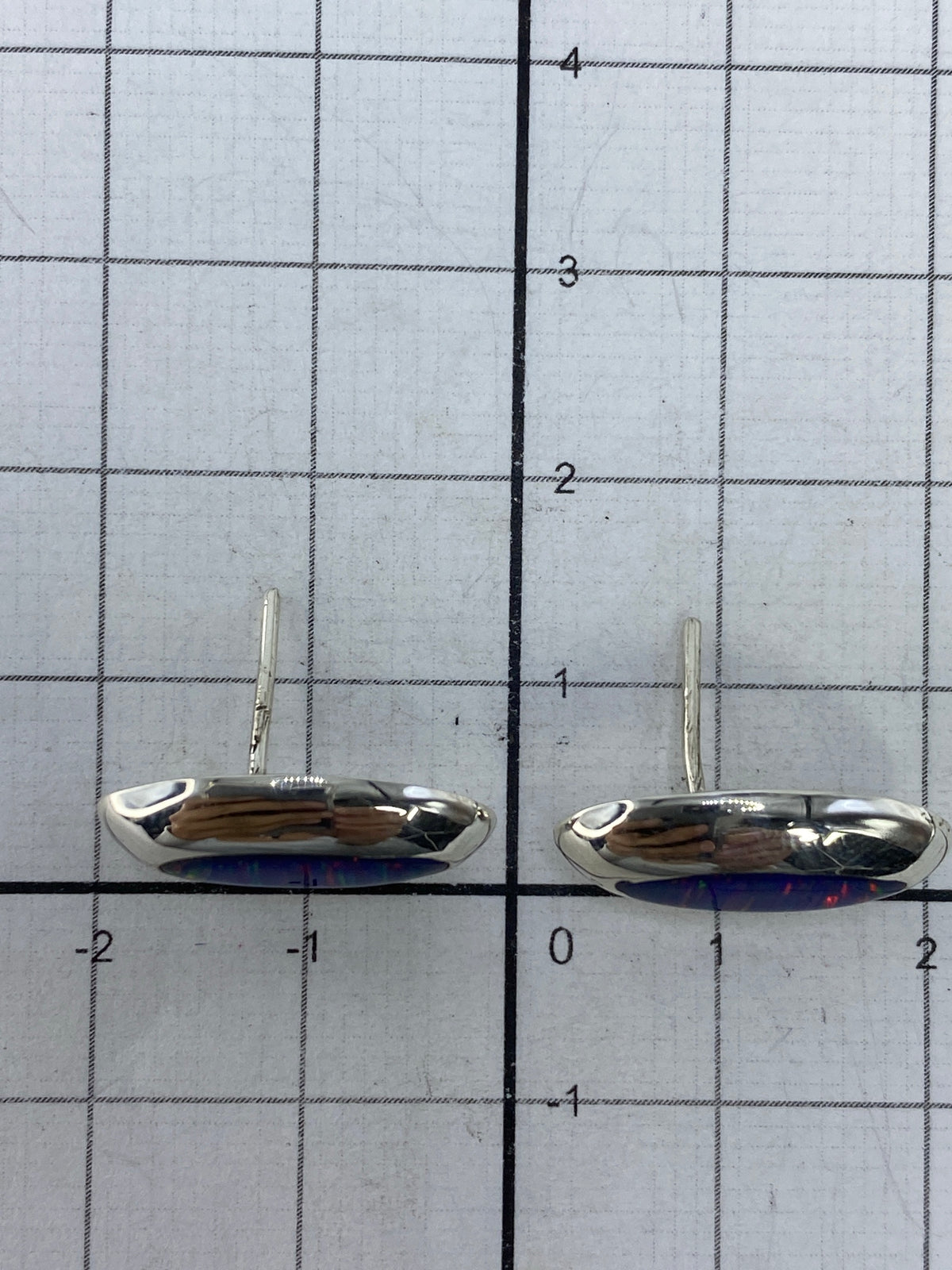 Aretes sobre fondo blanco con Quinto 925 visible en la base