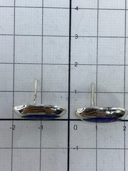 Aretes sobre fondo blanco con Quinto 925 visible en la base